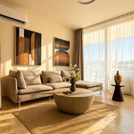 Avalon Gardens A202 - Designer Apartman