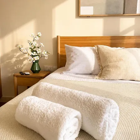 Avalon Gardens A202 - Designer Daire *
