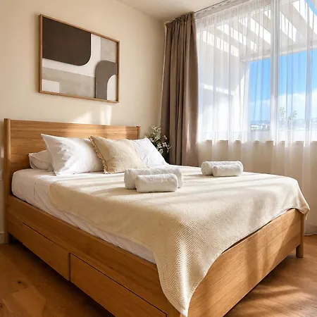 Avalon Gardens A202 - Designer Daire Emba